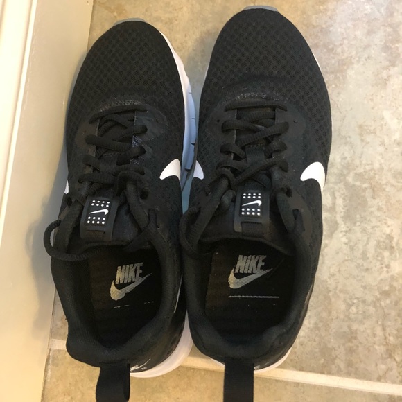 Women’s Nike Air tennis shoes - Picture 2 of 2